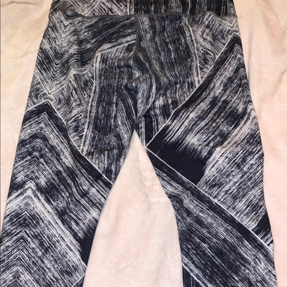 Lululemon leggings size 8 cropped black and white striped abstract pattern